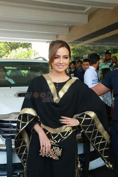 Sana Khan Launches Aakrithi Exibition Photos 16