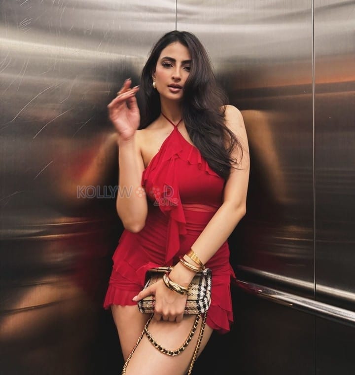 Seductive Palak Tiwari in a Red Mini Dress Photos 01