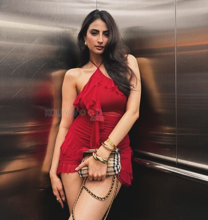 Seductive Palak Tiwari in a Red Mini Dress Photos 02