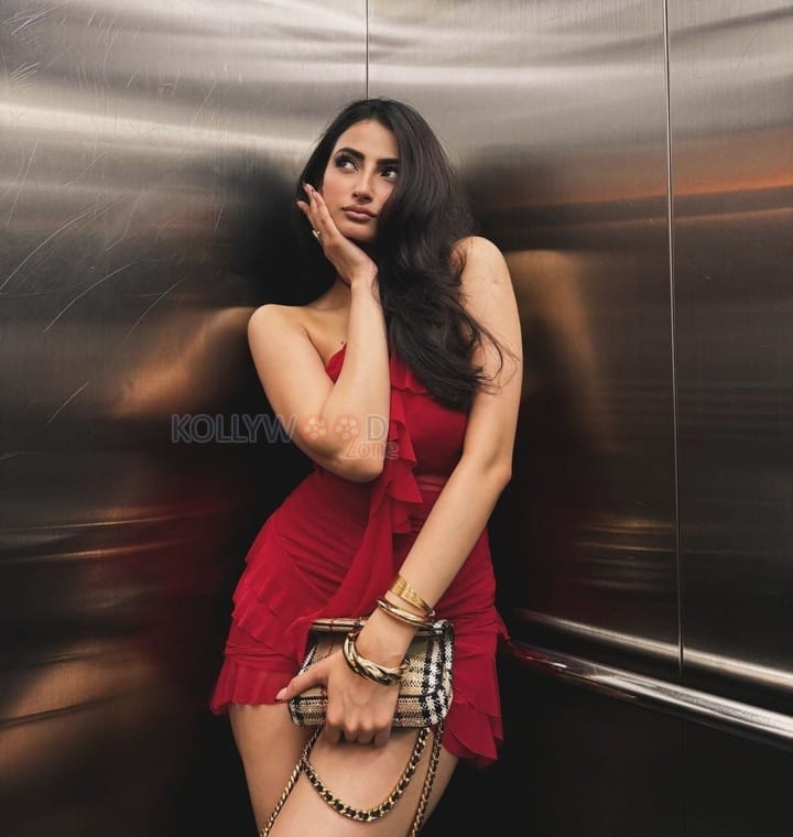 Seductive Palak Tiwari in a Red Mini Dress Photos 04