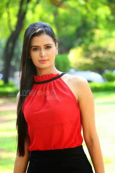 Sexy Actress Meenakshi Dixit Stills 03