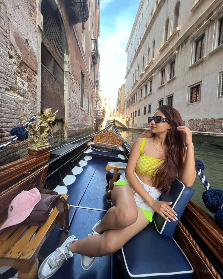 Sexy Anushka Sen Italy Vacation Photos 04