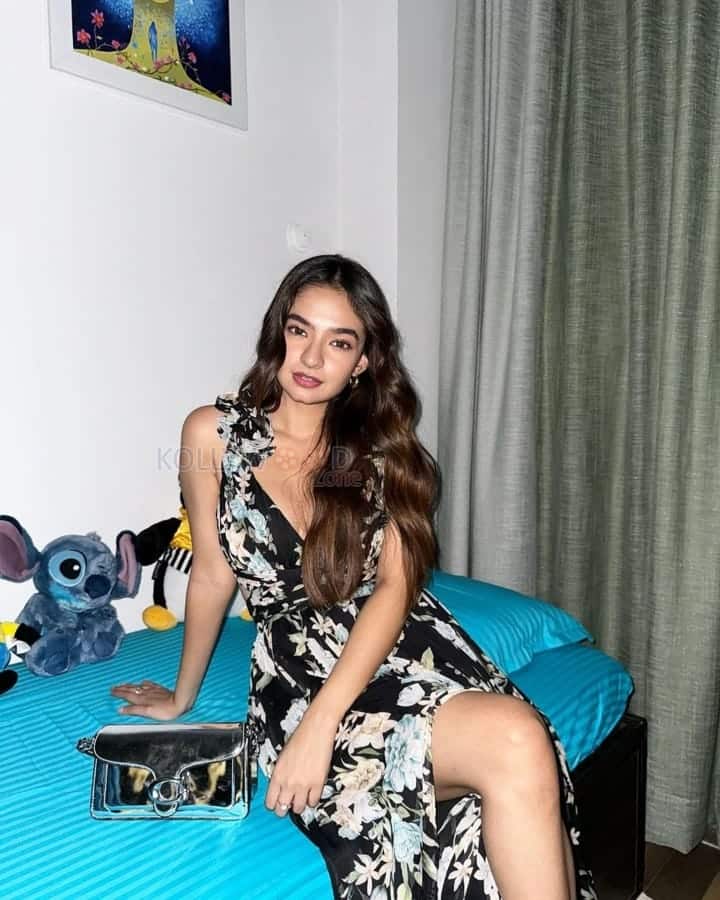 Sexy Anushka Sen in a Floral Dress Photos 04