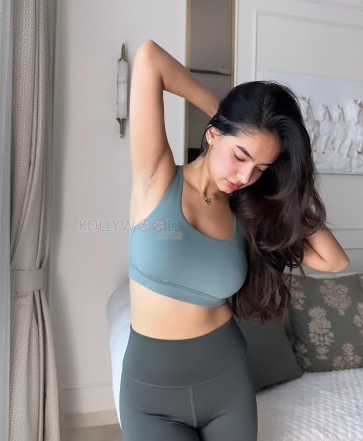 Sexy Anushka Sen in a Grey Gym Outfit Pictures 02