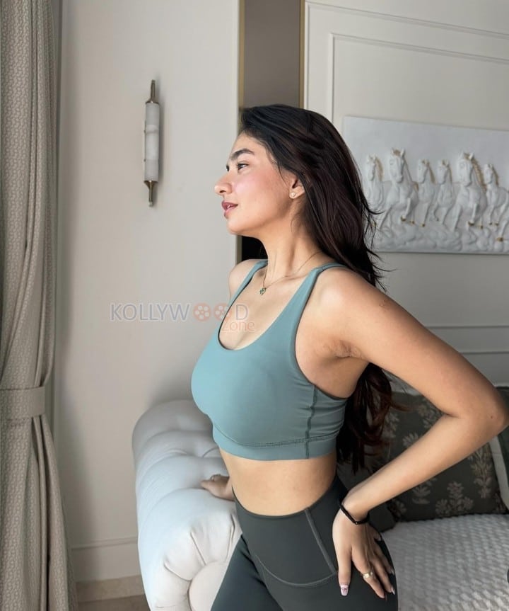 Sexy Anushka Sen in a Grey Gym Outfit Pictures 03