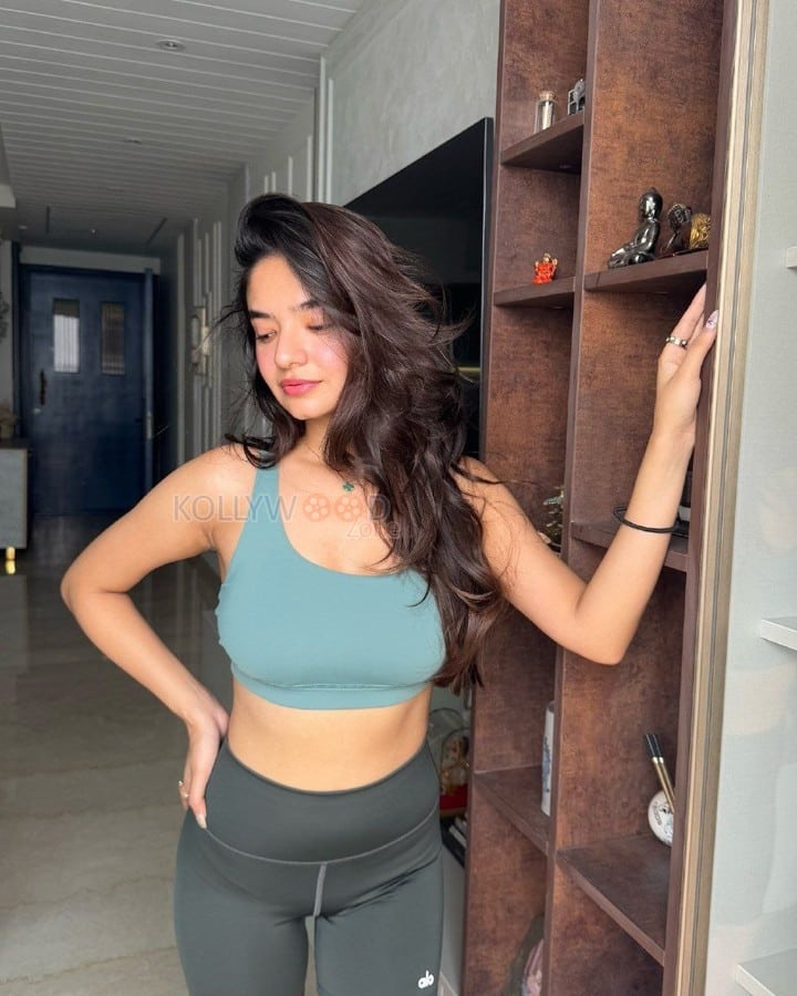 Sexy Anushka Sen in a Grey Gym Outfit Pictures 04