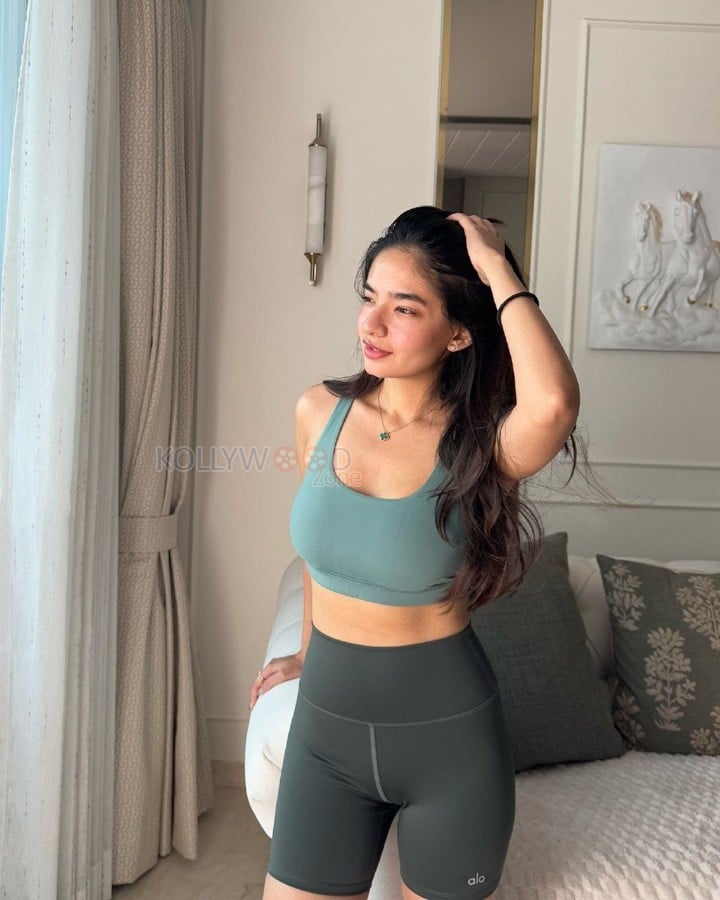 Sexy Anushka Sen in a Grey Gym Outfit Pictures 07