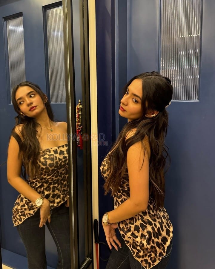 Sexy Anuskha Sen in an Animal Printed Strapless Top Photos 01