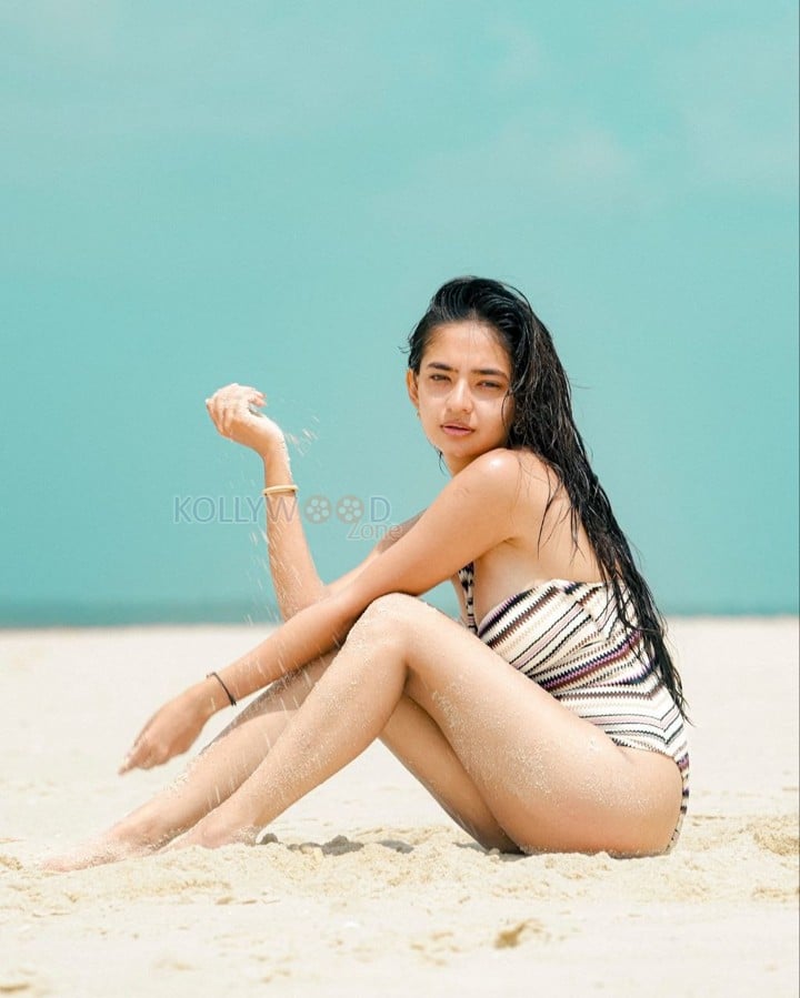 Sexy and Bold Anushka Sen in a Striped Beach Monokini Photos 04