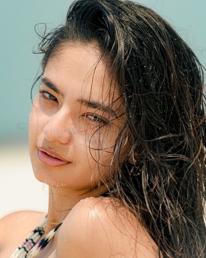 Sexy and Bold Anushka Sen in a Striped Beach Monokini Photos 07