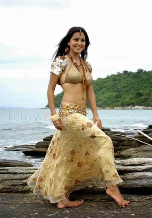 Shraddha Arya Sexy Stills 02