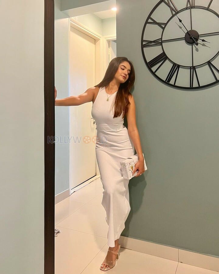 Stunning Anushka Sen in White Dress Pictures 02