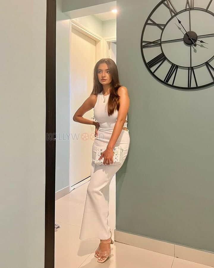 Stunning Anushka Sen in White Dress Pictures 07