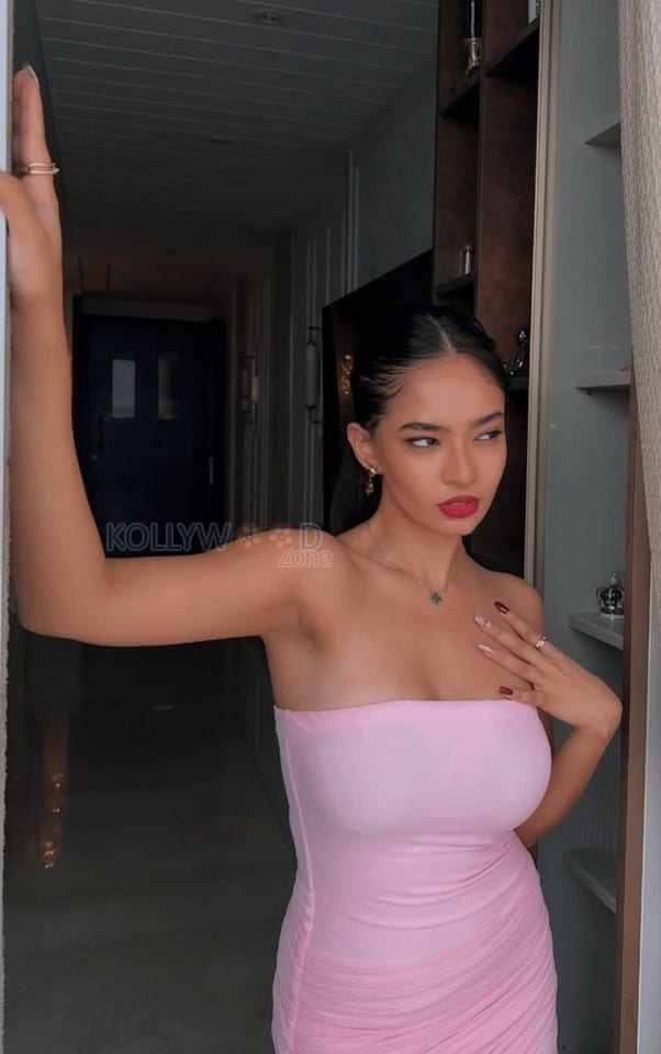 Stunning and Sexy Anushka Sen in a Baby Pink Off Shoulder Outfit Photos 04