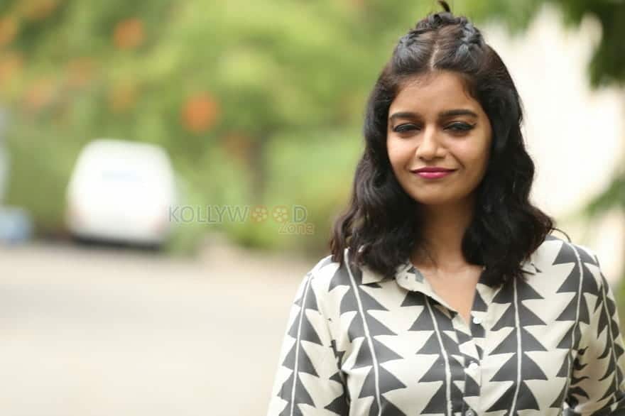 Swathi Reddy At London Babulu Movie Teaser Launch Photos 01