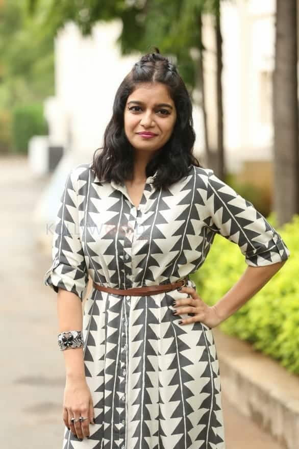 Swathi Reddy At London Babulu Movie Teaser Launch Photos 03