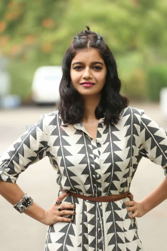 Swathi Reddy At London Babulu Movie Teaser Launch Photos 04