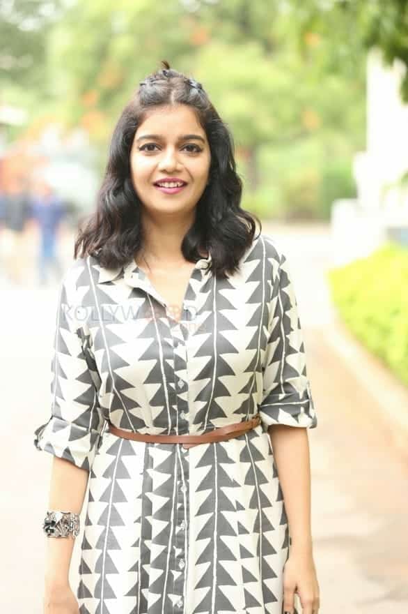 Swathi Reddy At London Babulu Movie Teaser Launch Photos 08