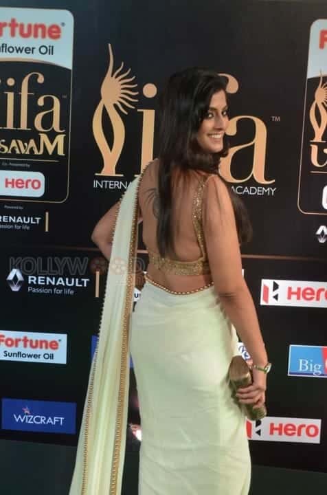 Varalakshmi Sarathkumar Hot At Iifa Awards 2017 Photos 02