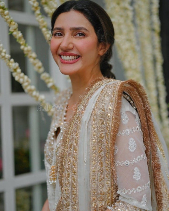 Beautiful Mahira Khan in a Traditional Salwar Pic 01