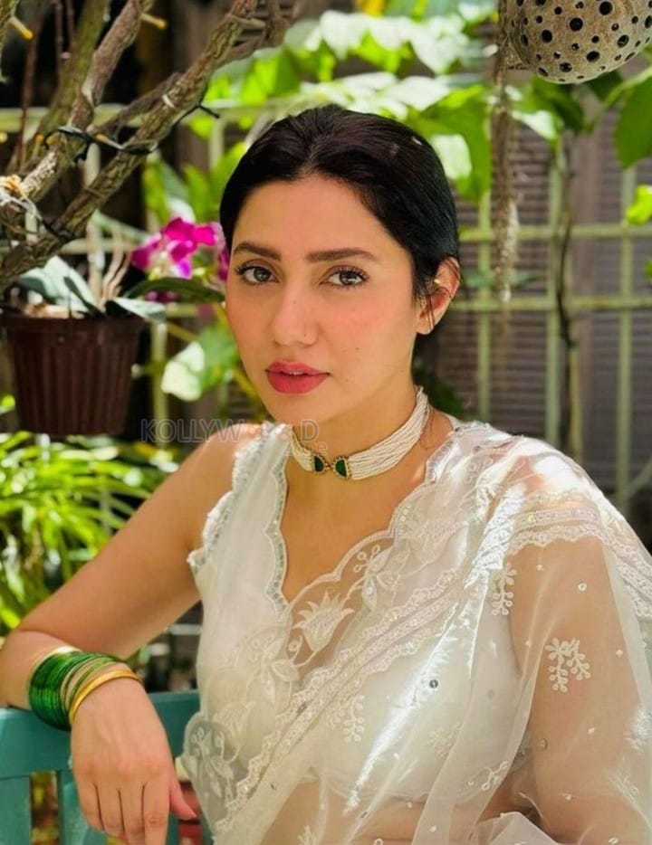 Gorgeous Mahira Khan in a Sheer White Saree Picture 01