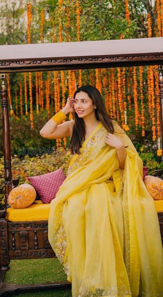 Mahira Khan in a Yellow Embellished Saree Photo 01