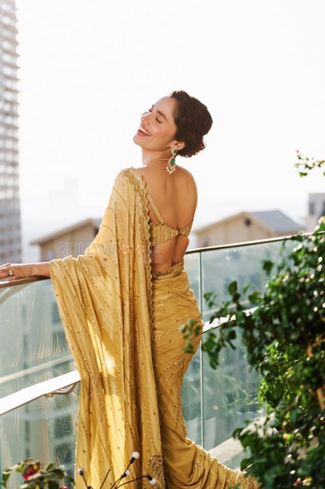 Sexy Ankita Lokhande in a Golden Saree Pictures 04