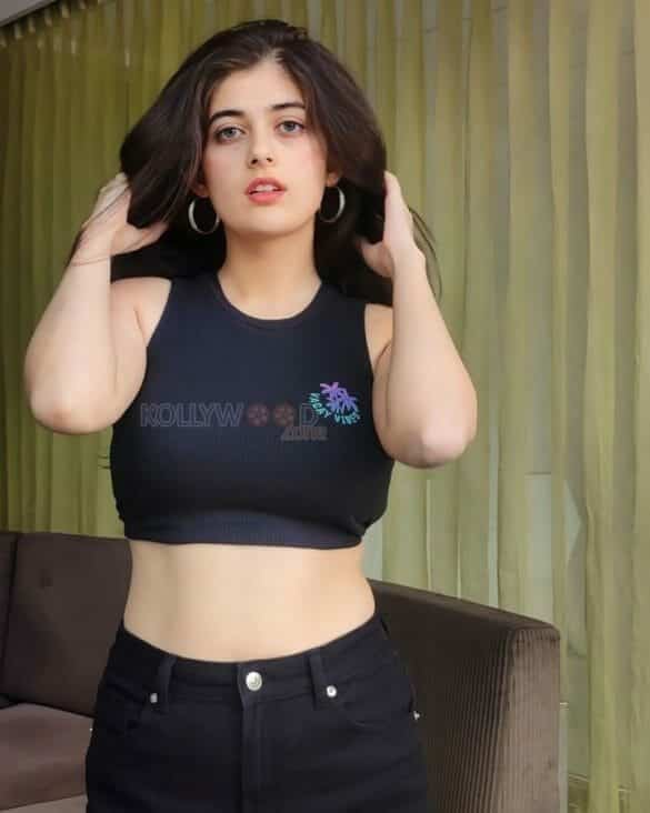 Stunning Urvi Singh In A Black Tank Top Photos 03 (228697) | Kollywood Zone