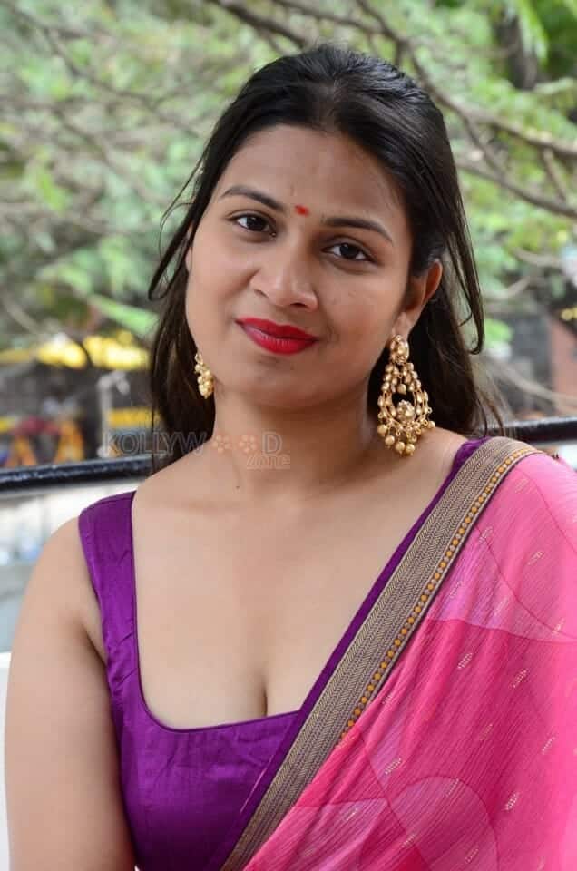 Actress Inaya Sultana at Prasanna Bhumi Entertainments Movie Opening Photos 23