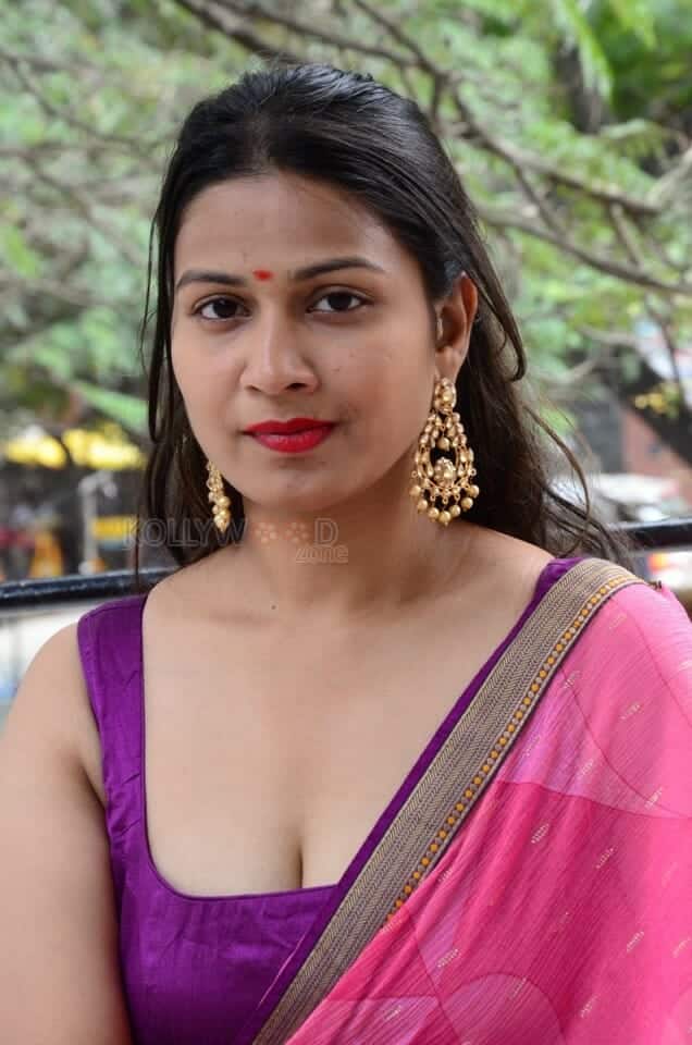 Actress Inaya Sultana at Prasanna Bhumi Entertainments Movie Opening Photos 24