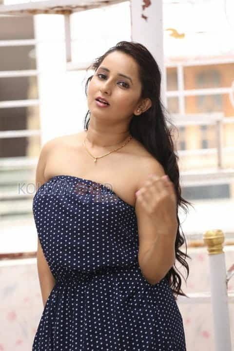 Actress Ishika Singh Sexy Photoshoot Stills 14