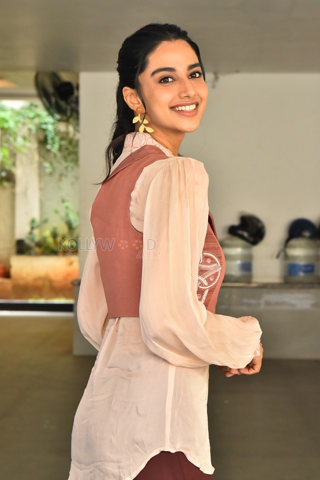 Actress Meenakshi Chaudhary at Lucky Baskhar Interview Photos 04