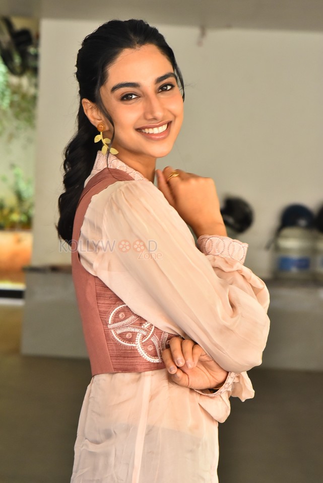 Actress Meenakshi Chaudhary at Lucky Baskhar Interview Photos 08