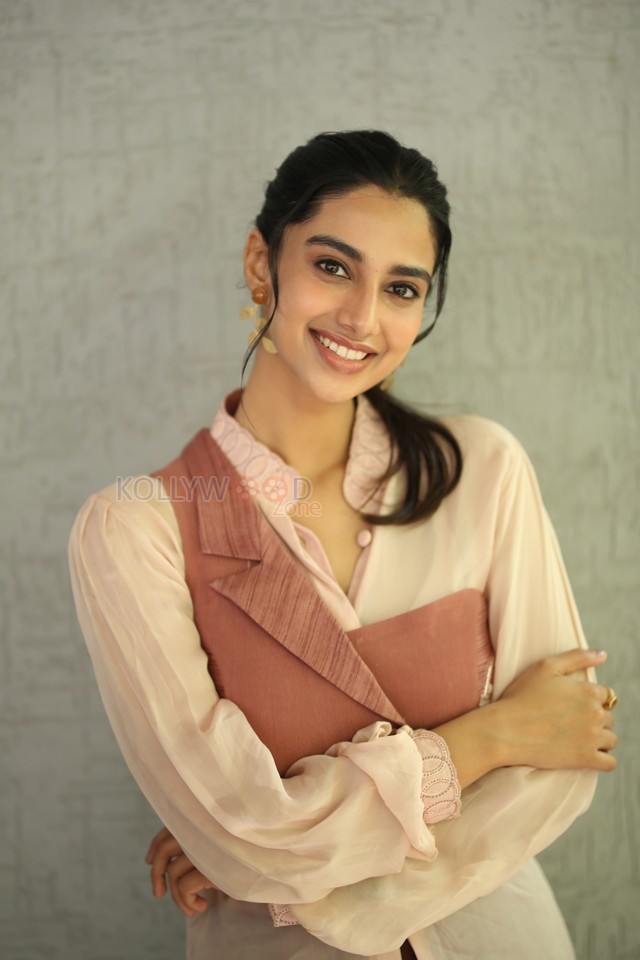 Actress Meenakshi Chaudhary at Lucky Baskhar Interview Photos 19