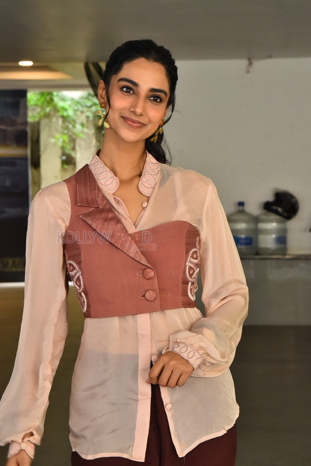 Actress Meenakshi Chaudhary at Lucky Baskhar Interview Photos 29