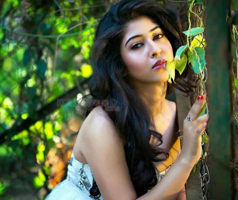 Actress Sonarika Bhadoria Pictures 19