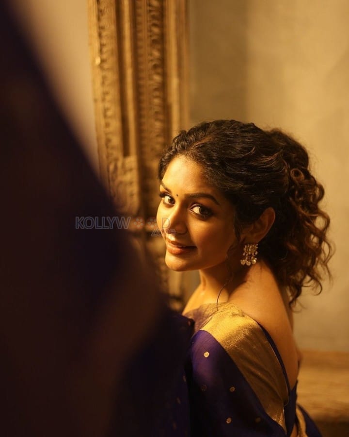 Beautiful Aditi Shankar in a Violet Saree with a Sleeveless Blouse Pictures 05