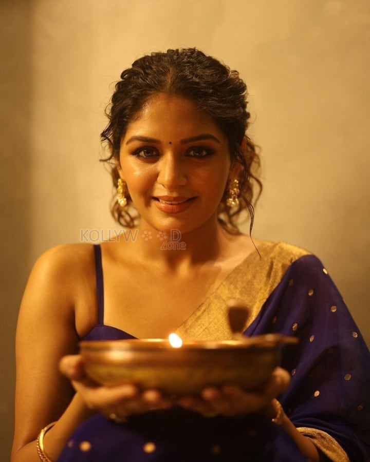 Beautiful Aditi Shankar in a Violet Saree with a Sleeveless Blouse Pictures 08