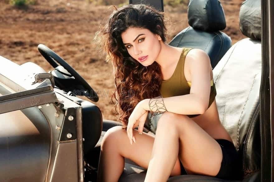 Beautiful Kangna Sharma Hot Photos 09