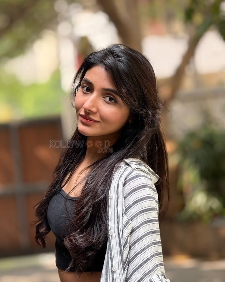 Cute Mirnaa Menon in a Black Tank Top and a Striped Shrug Photos 04