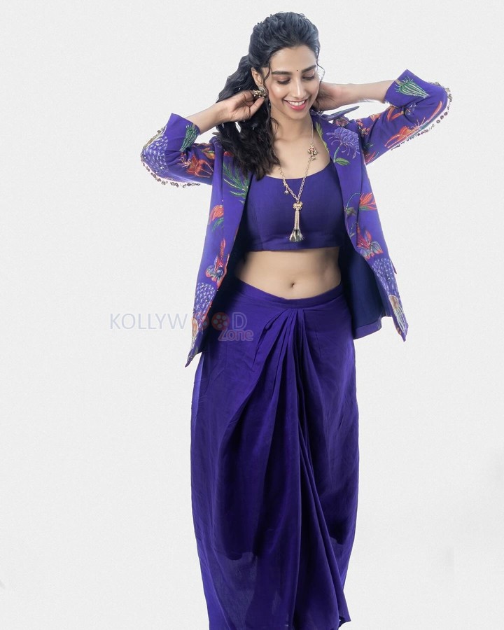 Gorgeous Meenakshi Chaudhary Navel in a Purple Outfit Photos 01