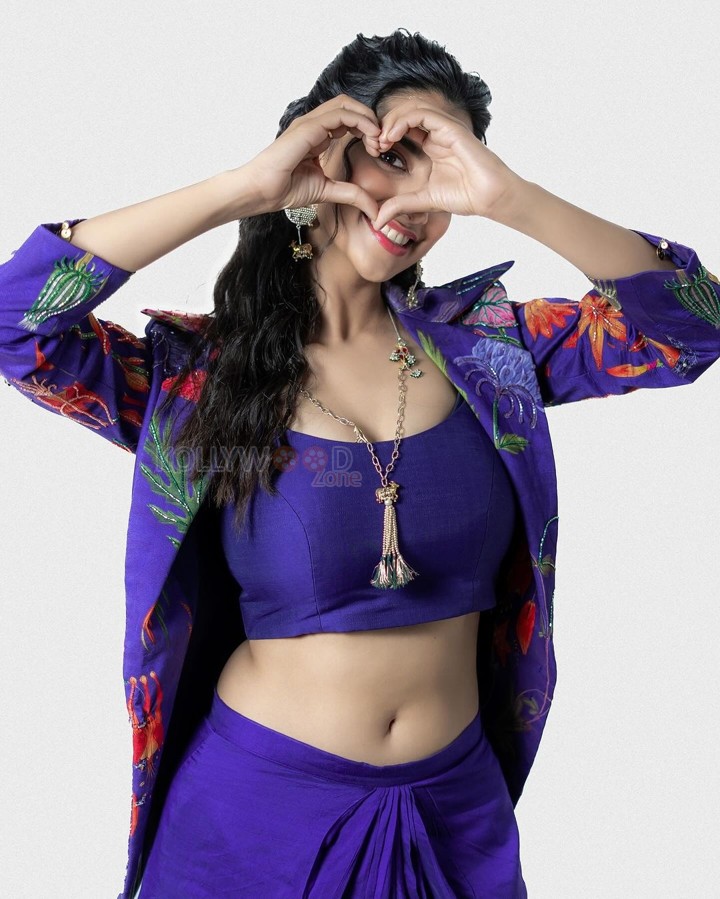 Gorgeous Meenakshi Chaudhary Navel in a Purple Outfit Photos 03