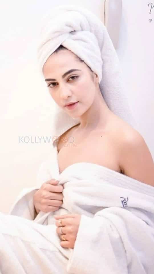 Heroine Harshita Panwar Bath Towel Photos 25