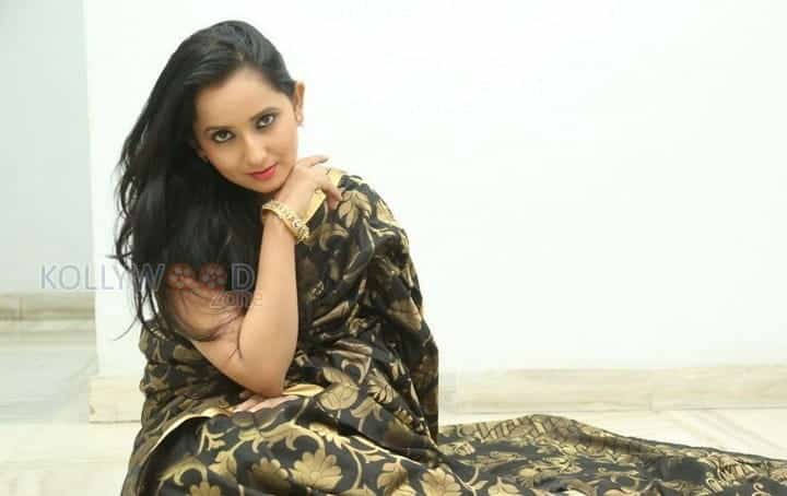 Ishika Singh Photoshoot Pictures 17