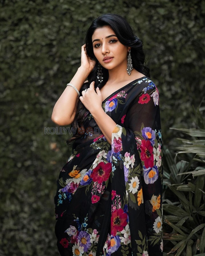 Jailer Actress Mirnaa Menon in a Black Printed Saree Pictures 02