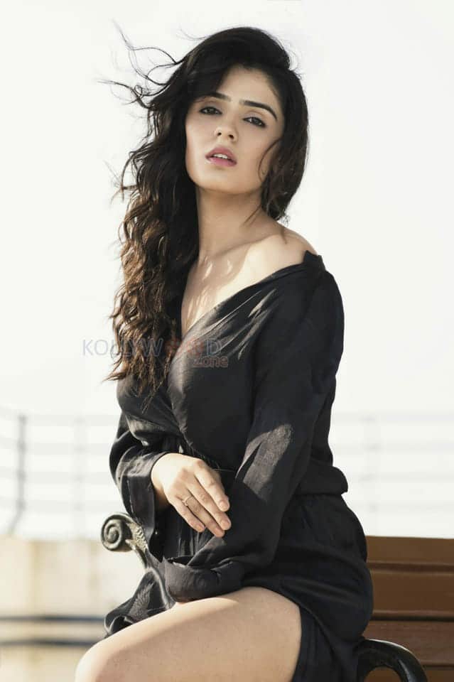 Model Sidhika Sharma Sexy Photos 09