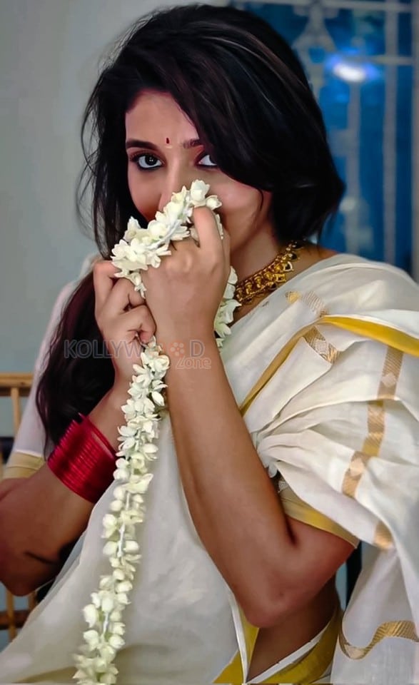 Sexy Mirnaa Menon in a White Kerala Saree Pictures 01