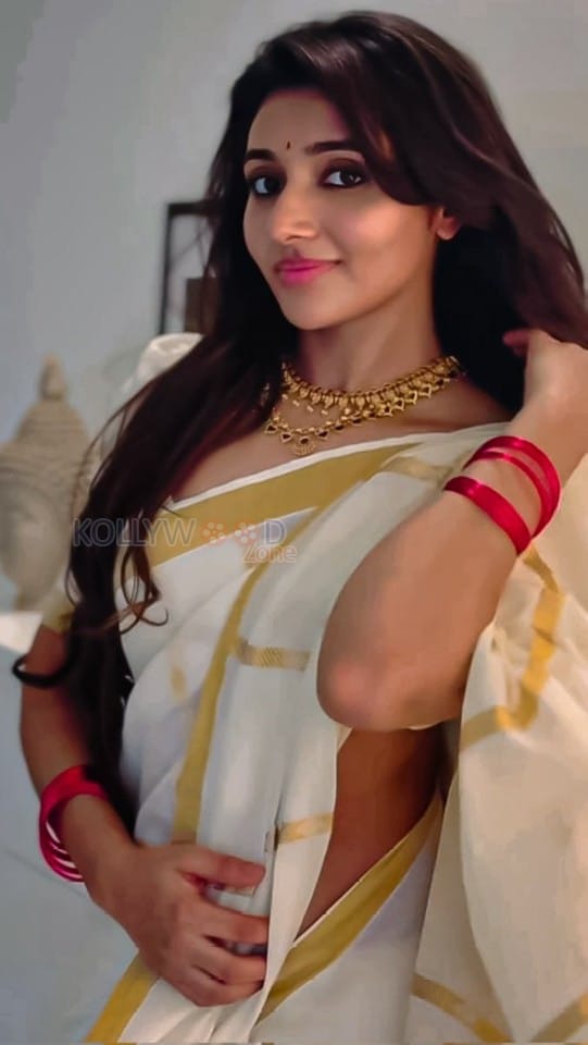 Sexy Mirnaa Menon in a White Kerala Saree Pictures 03