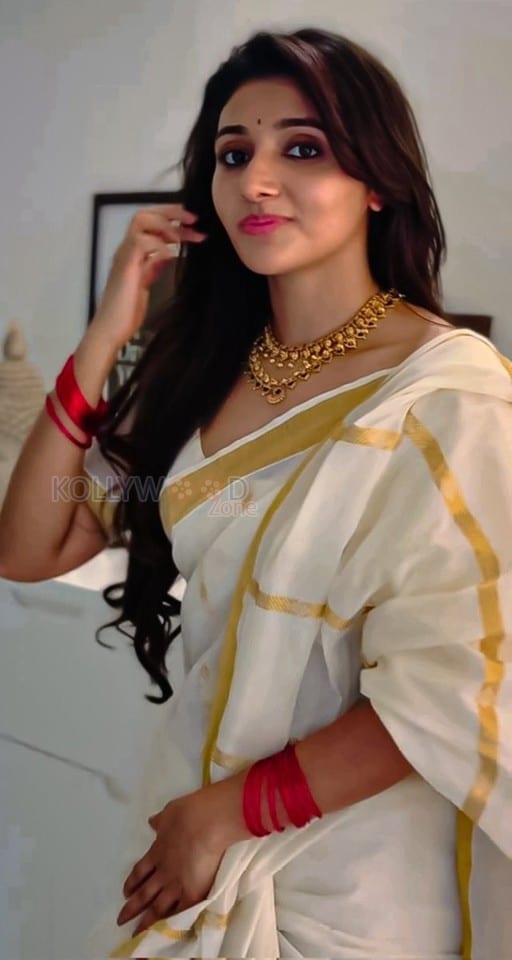 Sexy Mirnaa Menon in a White Kerala Saree Pictures 04