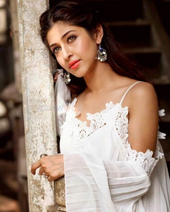 Sexy Model Sonarika Bhadoria Spicy Photos 22